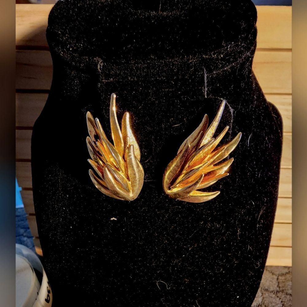Vintage Goldtone Wing Earrings 1 1/2" x 1" - Picture 2 of 3